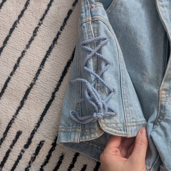 Vintage A line denim shorts.  Clean lines.  Size 2 - Picture 4 of 7